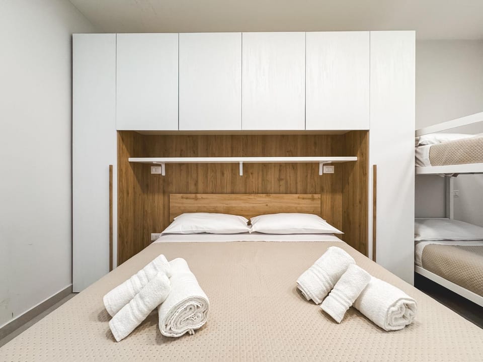 Bed, towels