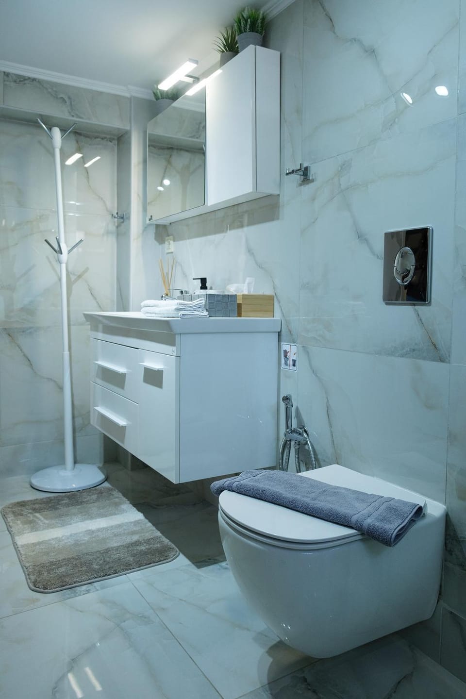 Shower, Toilet, Bathroom, towels