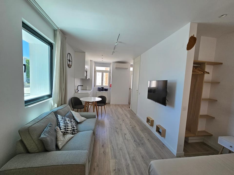 Communal lounge/ TV room, TV and multimedia, Living room, Seating area