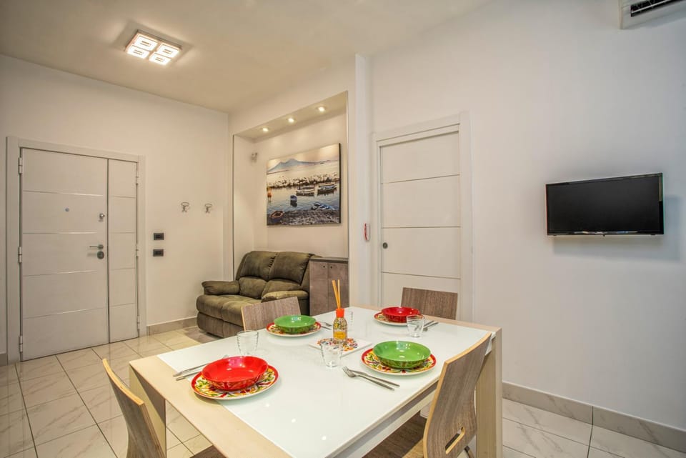 Communal lounge/ TV room, Living room, Food and drinks, Seating area, Dining area, Food