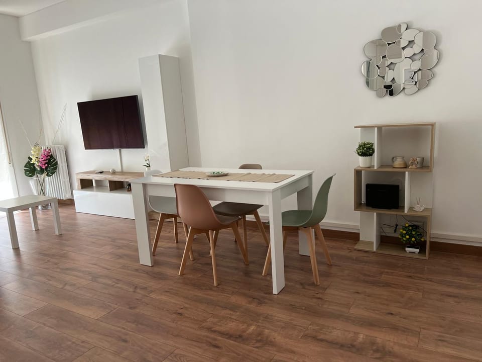 TV and multimedia, Seating area, Dining area