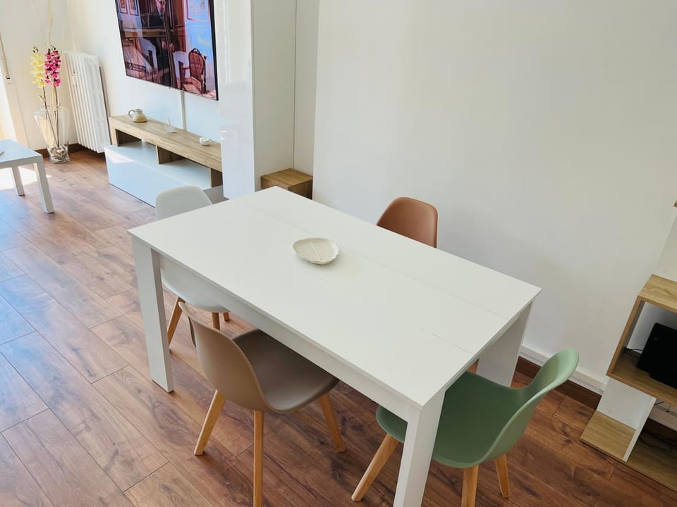 TV and multimedia, Living room, Seating area, Dining area