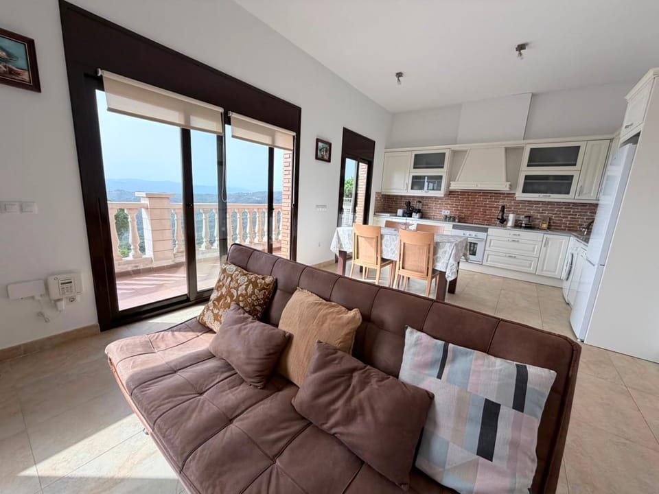 Villa Rossinyols House in Selva