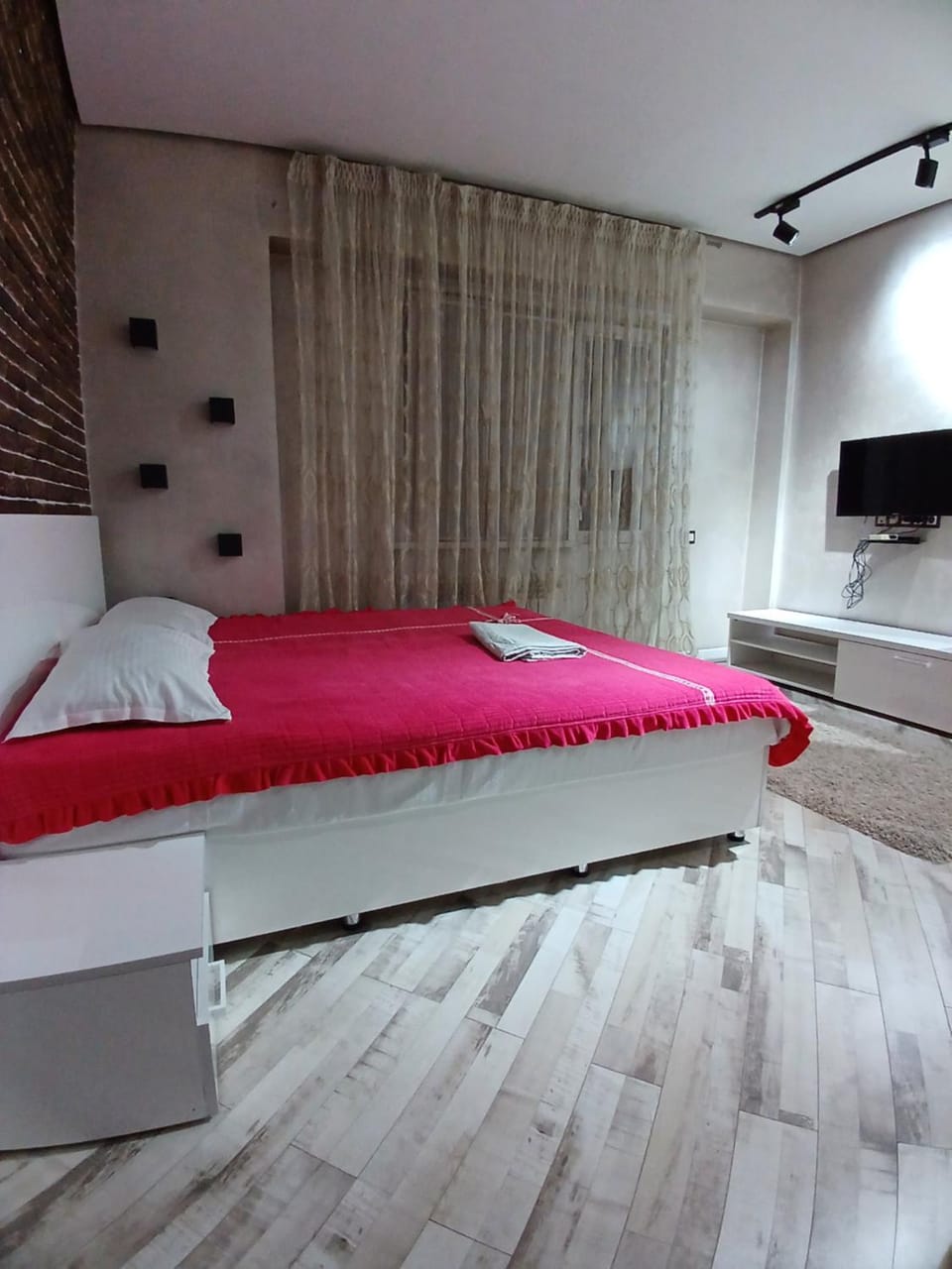 1 комнатная на Майлина 54, Аэропорт, Дом перед Озером Apartment in Almaty