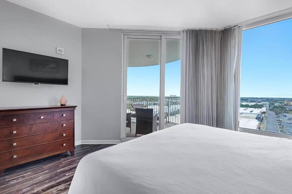 Bed, TV and multimedia, Balcony/Terrace, Photo of the whole room, Bedroom, hair dresser