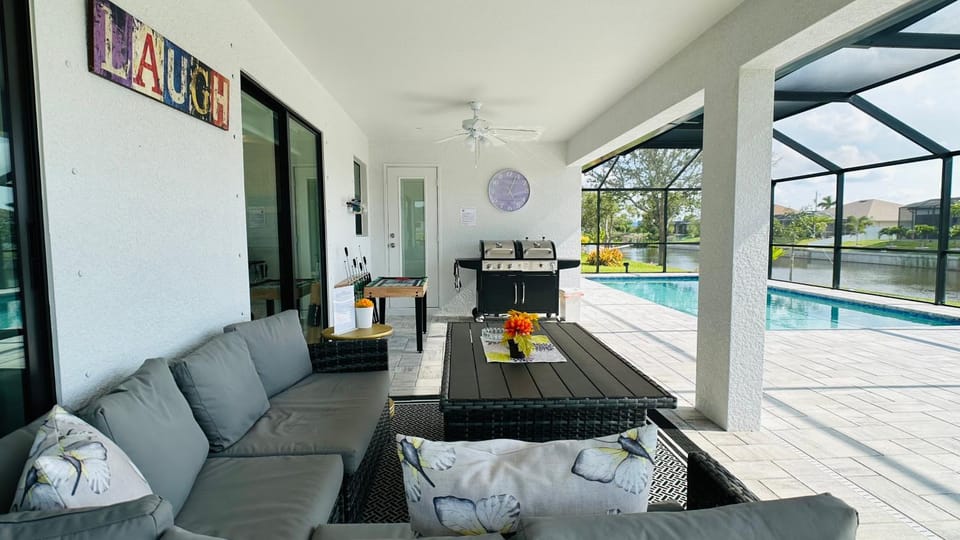 Patio, Swimming pool, sunbed