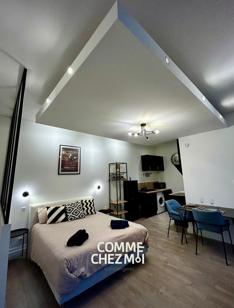 Bed, TV and multimedia, Living room, Photo of the whole room, Seating area, Bedroom
