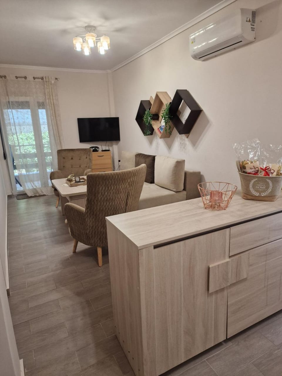 Communal lounge/ TV room, TV and multimedia, Dining area, air conditioner