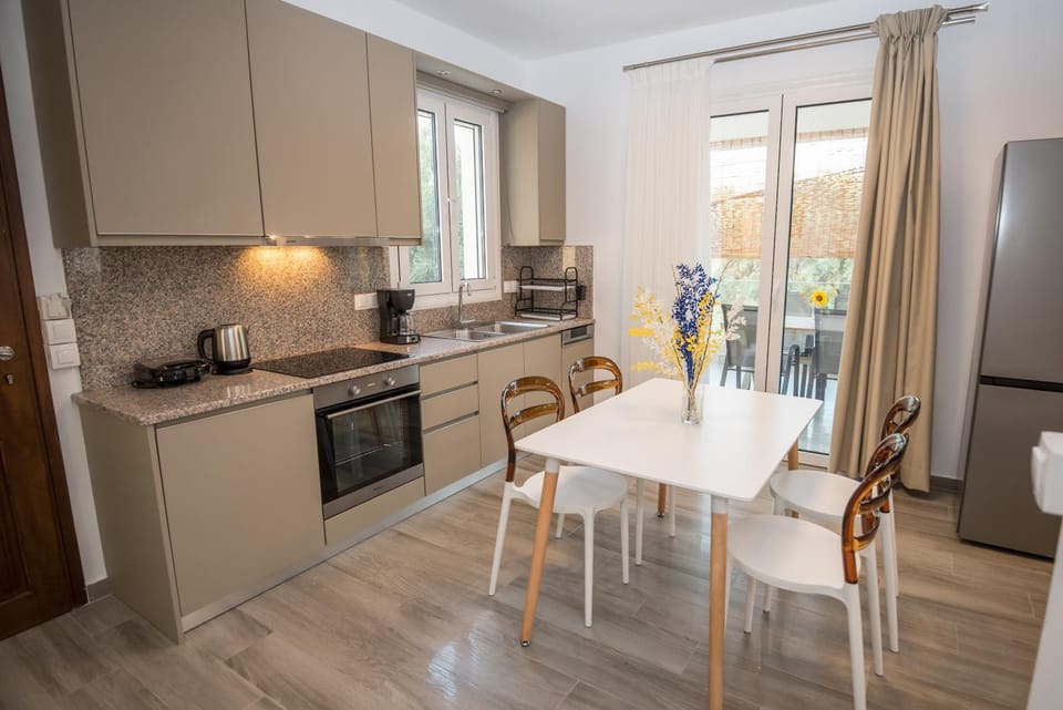 Dining area, kitchen