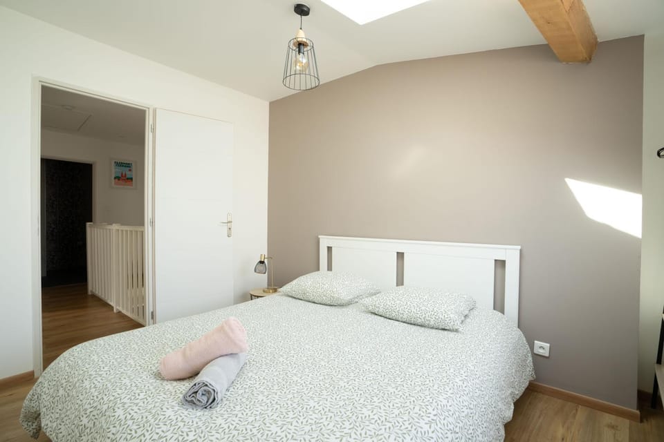 Bed, Photo of the whole room, Bedroom, towels