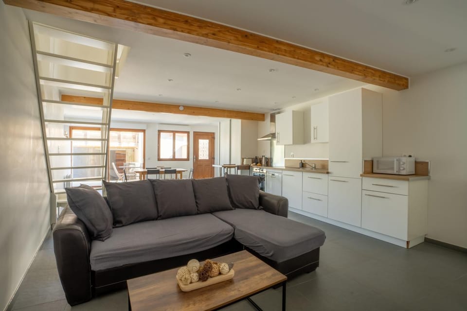 Kitchen or kitchenette, Living room, stove
