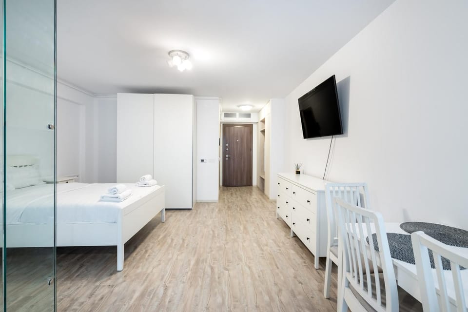 Bed, TV and multimedia, Dining area