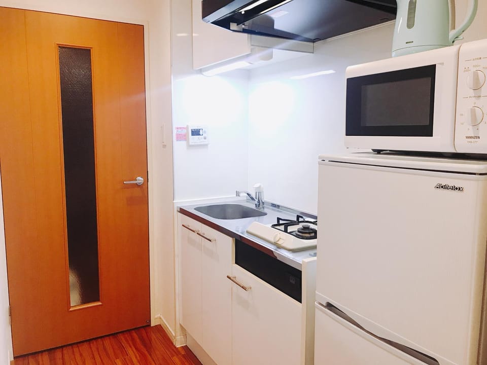 Kitchen or kitchenette, minibar, stove