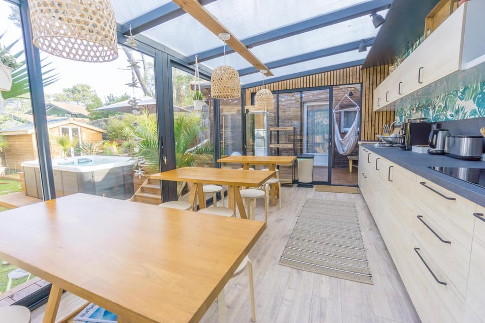 Property building, Garden, Decorative detail, Communal kitchen, Buffet breakfast