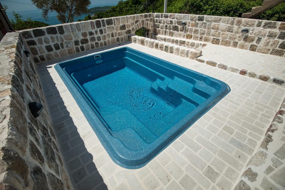 Day, Pool view