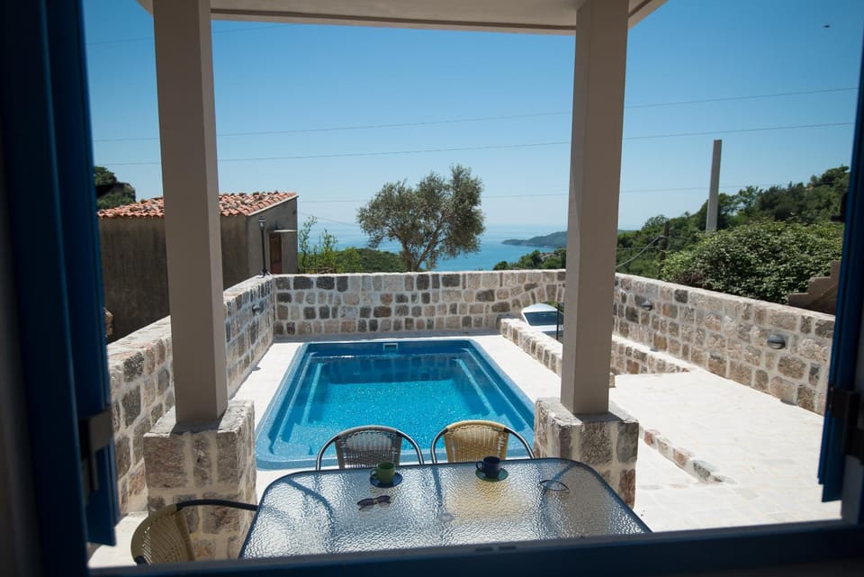 Day, Pool view