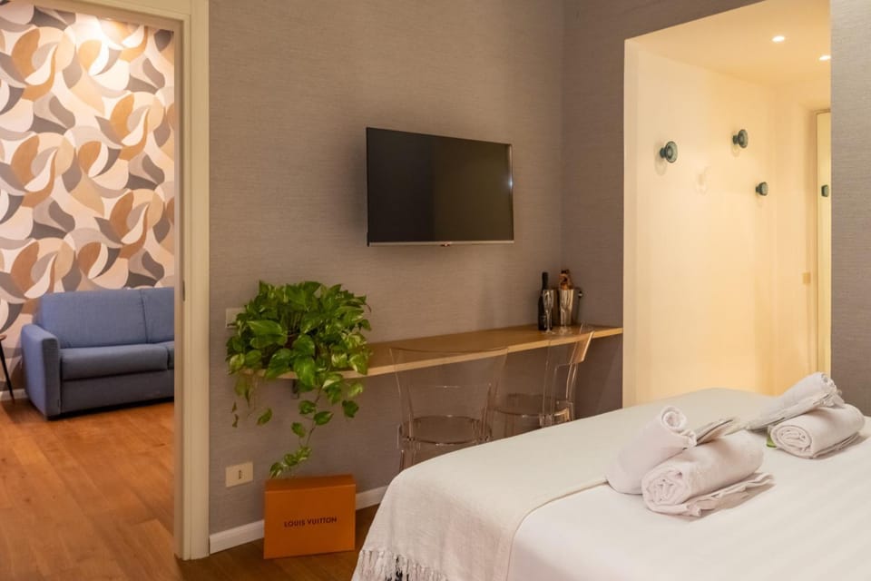 Bed, TV and multimedia, Photo of the whole room, Bedroom, towels