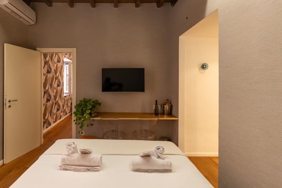Bed, TV and multimedia, Photo of the whole room, Dining area, Bedroom, towels