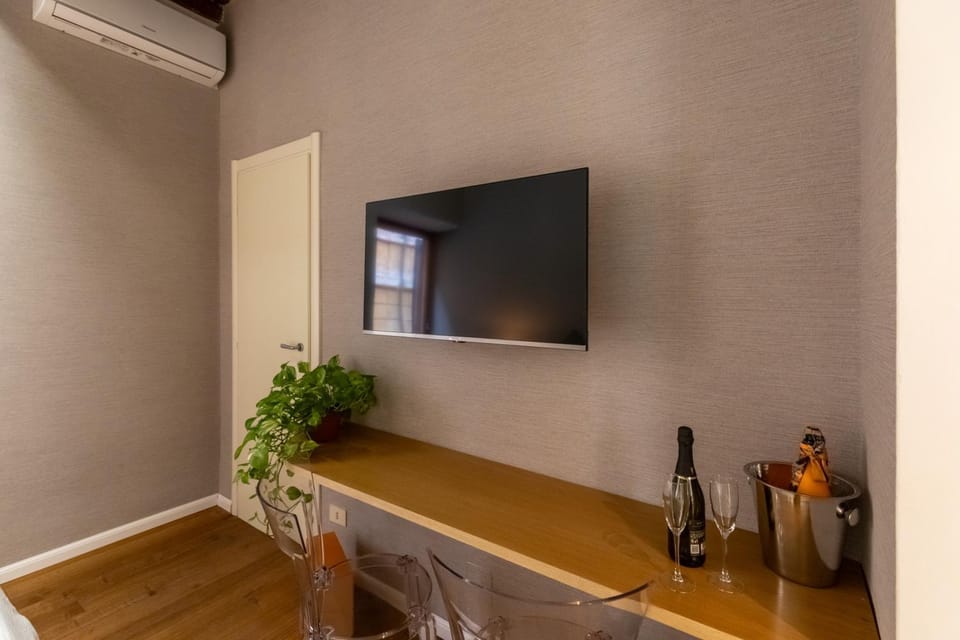 TV and multimedia, hair dresser