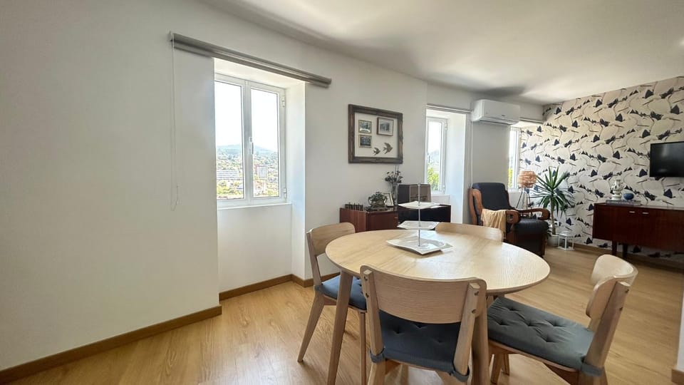 TV and multimedia, Living room, Seating area, Dining area