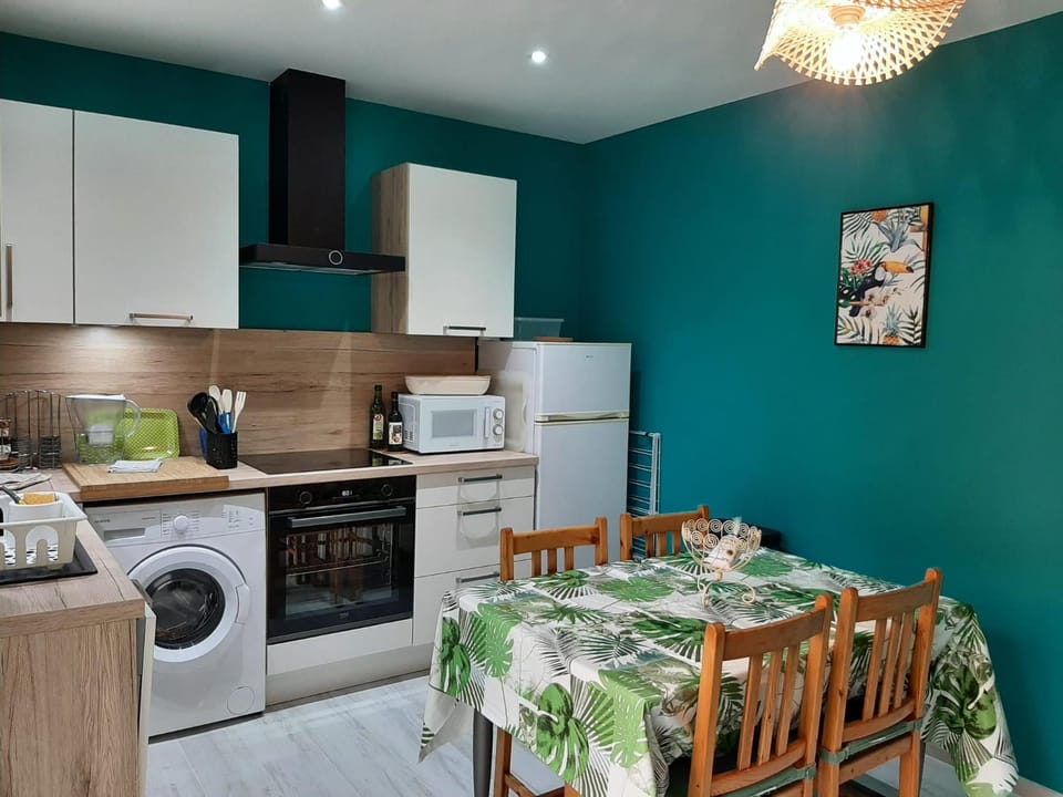 Kitchen or kitchenette, Dining area, dishwasher, minibar, pet friendly, stove, toaster, washing machine
