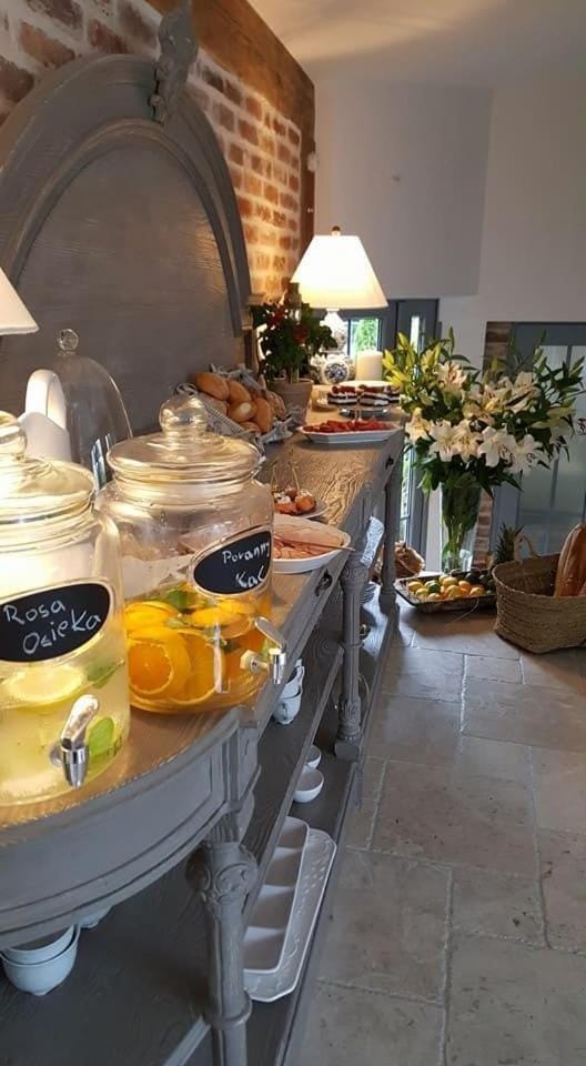 Restaurant/places to eat, Living room, Food and drinks, Food, Breakfast, Buffet breakfast