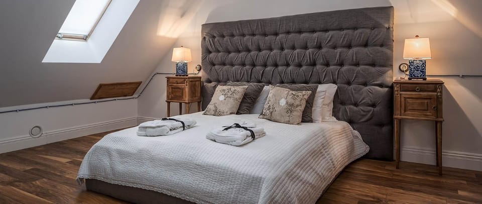 Bed, Photo of the whole room, Seating area, Bedroom, towels