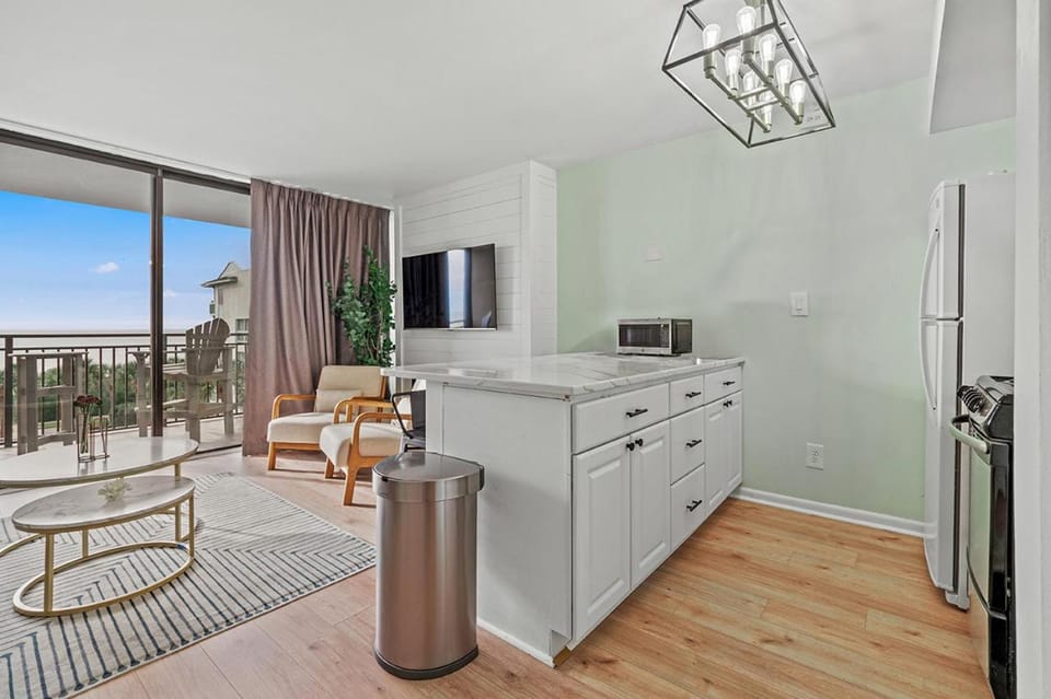 Cabana Palms - Oceanfront Renovated King Bed Sauna Apartment in Myrtle Beach