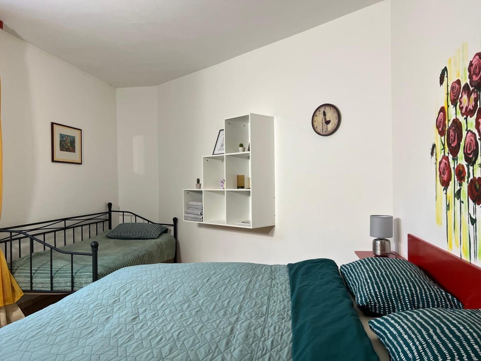 Bed, Living room, Photo of the whole room, Seating area, Bedroom