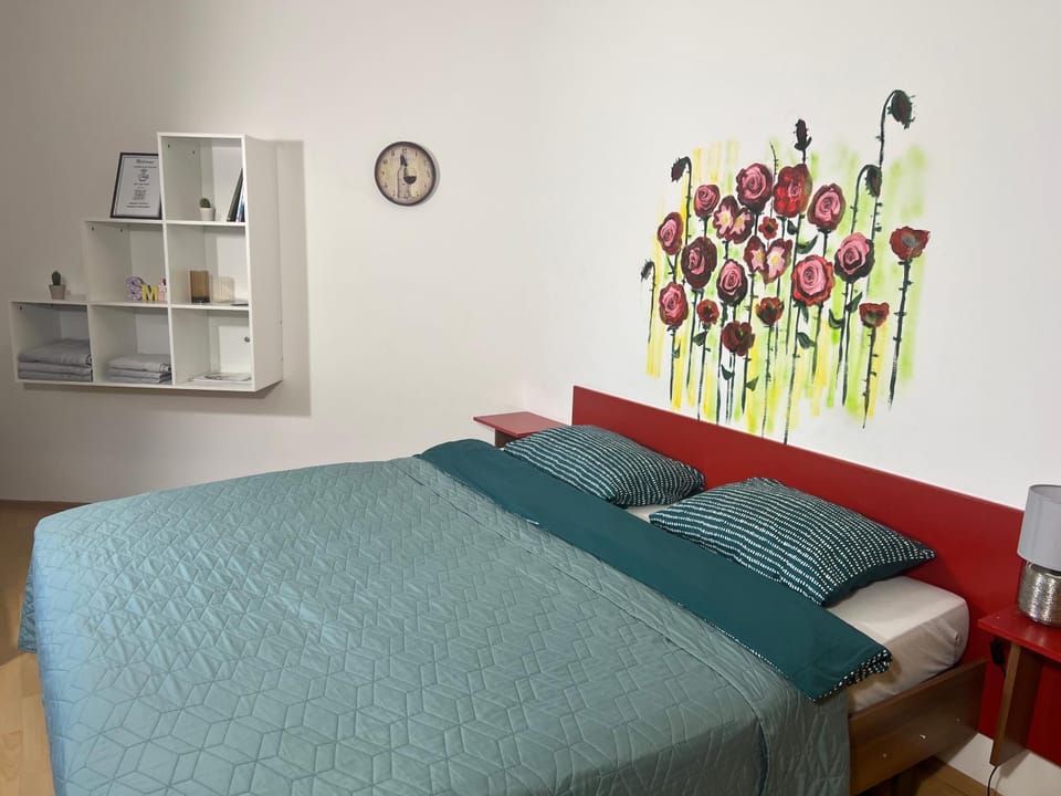Bed, Photo of the whole room, Decorative detail, Bedroom