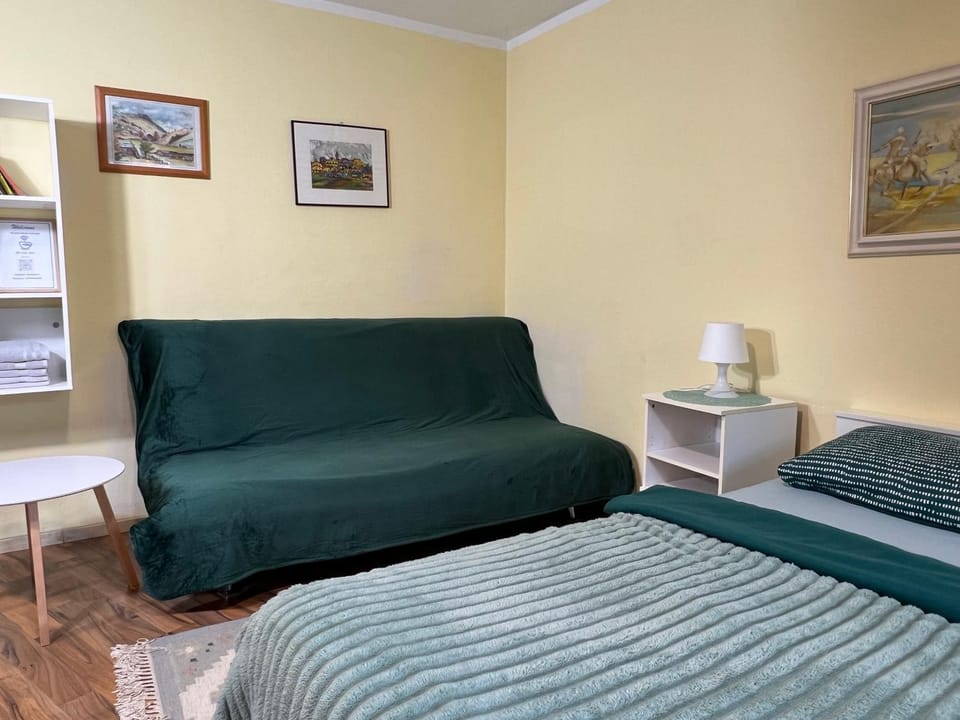 Bed, Living room, Photo of the whole room, Seating area, Bedroom, Family