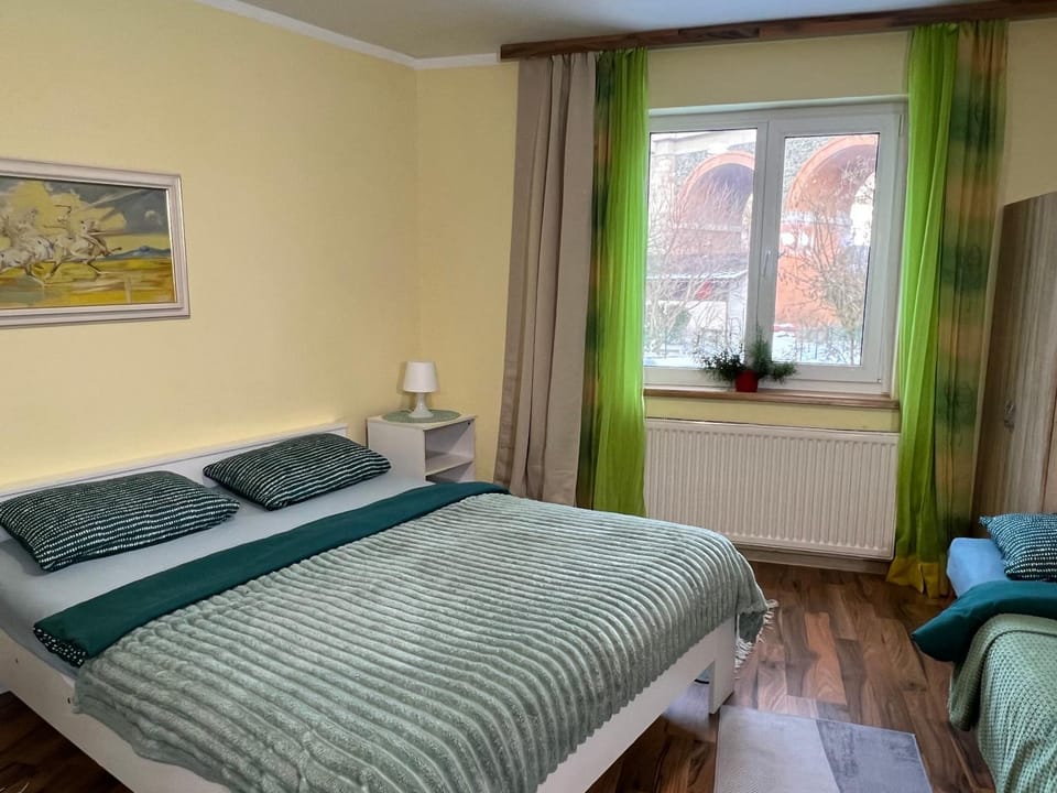 Bed, Photo of the whole room, Bedroom, Family, Family, internet