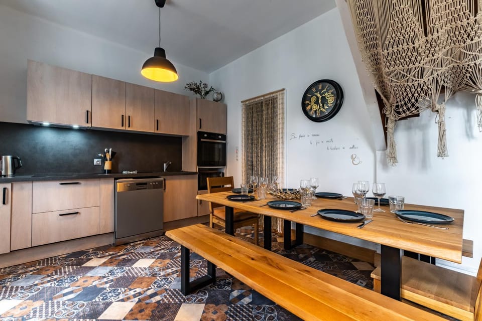 Dining area, kitchen