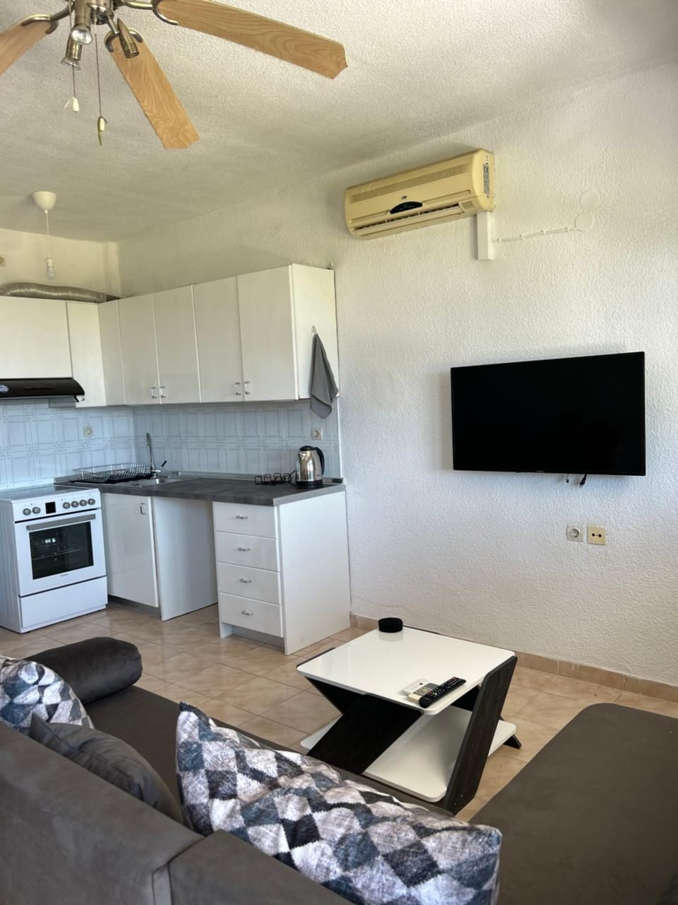 TV and multimedia, Living room, Seating area, air conditioner
