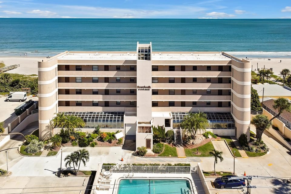 Property building, Natural landscape, Bird's eye view, Beach, Pool view, Sea view, Swimming pool, Location