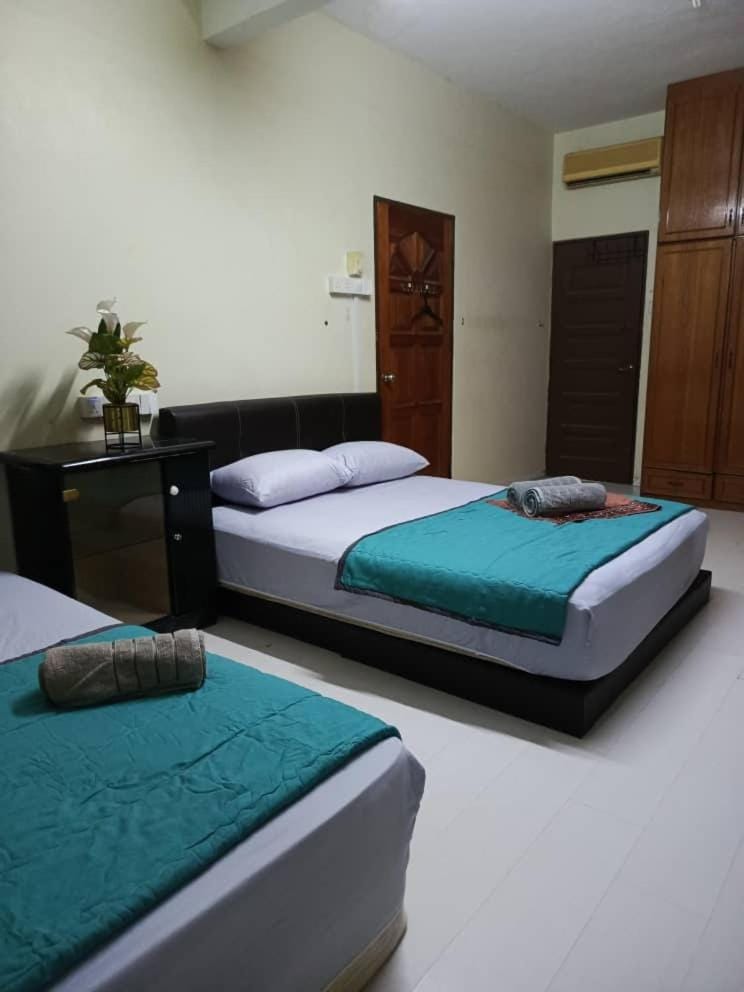 HOMESTAY ALORSETAR TOWNCENTRE by ASTARILA GUESTHOUSE-AmanCentral -iSLAM SAHAJA - 2storey Banglo, Private Pool, BBQ area & sports - max 30pax Villa in Kedah