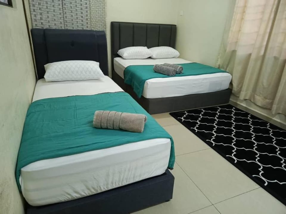 HOMESTAY ALORSETAR TOWNCENTRE by ASTARILA GUESTHOUSE-AmanCentral -iSLAM SAHAJA - 2storey Banglo, Private Pool, BBQ area & sports - max 30pax Villa in Kedah