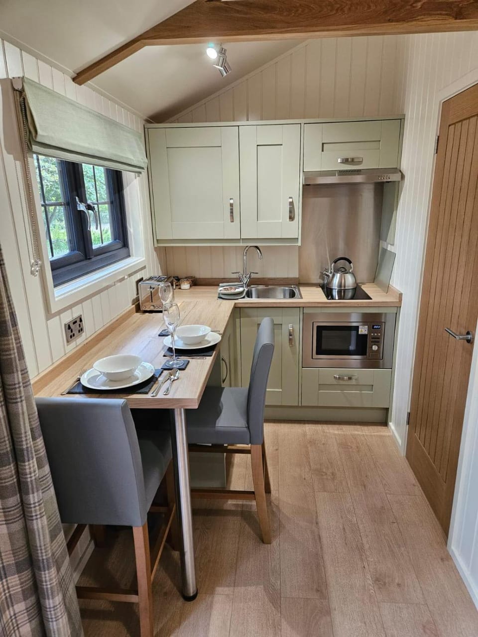 Woodland Shephards Hut - 'Aristocrat' Nature lodge in Wales