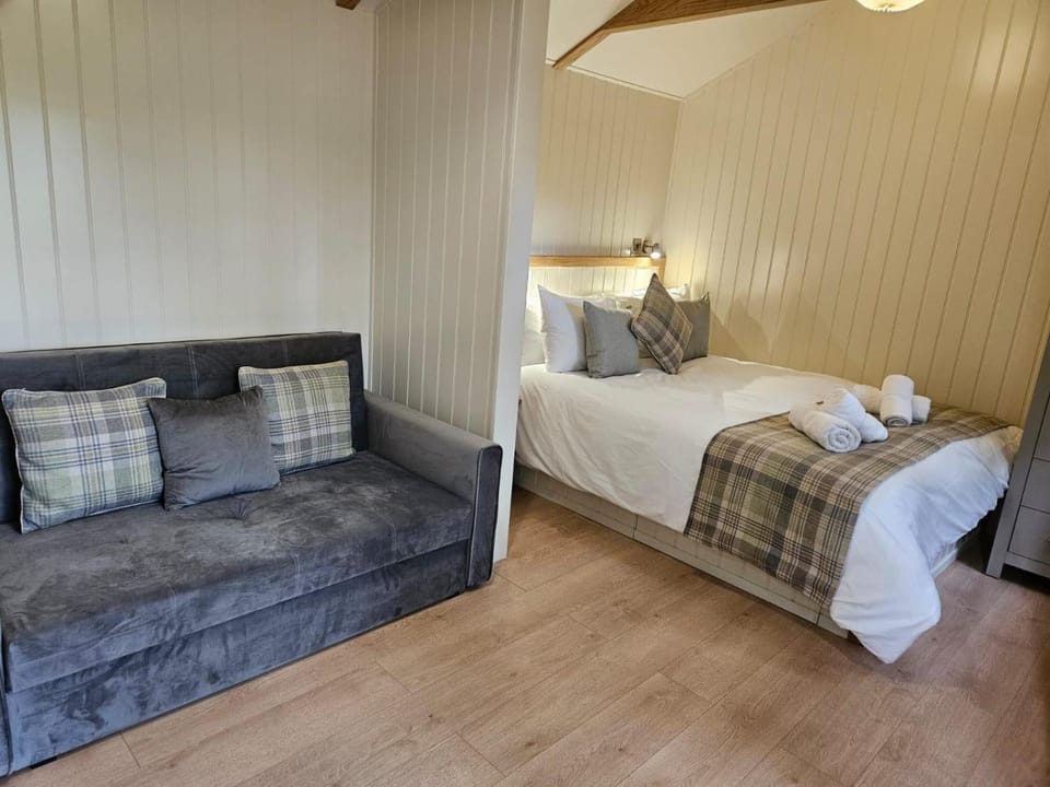 Woodland Shephards Hut - 'Aristocrat' Nature lodge in Wales