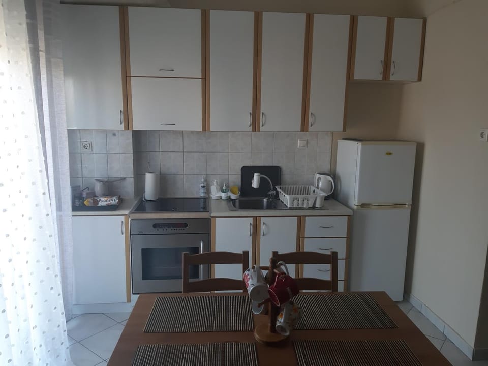 Coffee/tea facilities, Kitchen or kitchenette, Dining area, oven, stove