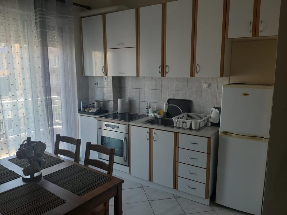 Coffee/tea facilities, Kitchen or kitchenette, Dining area, oven, stove