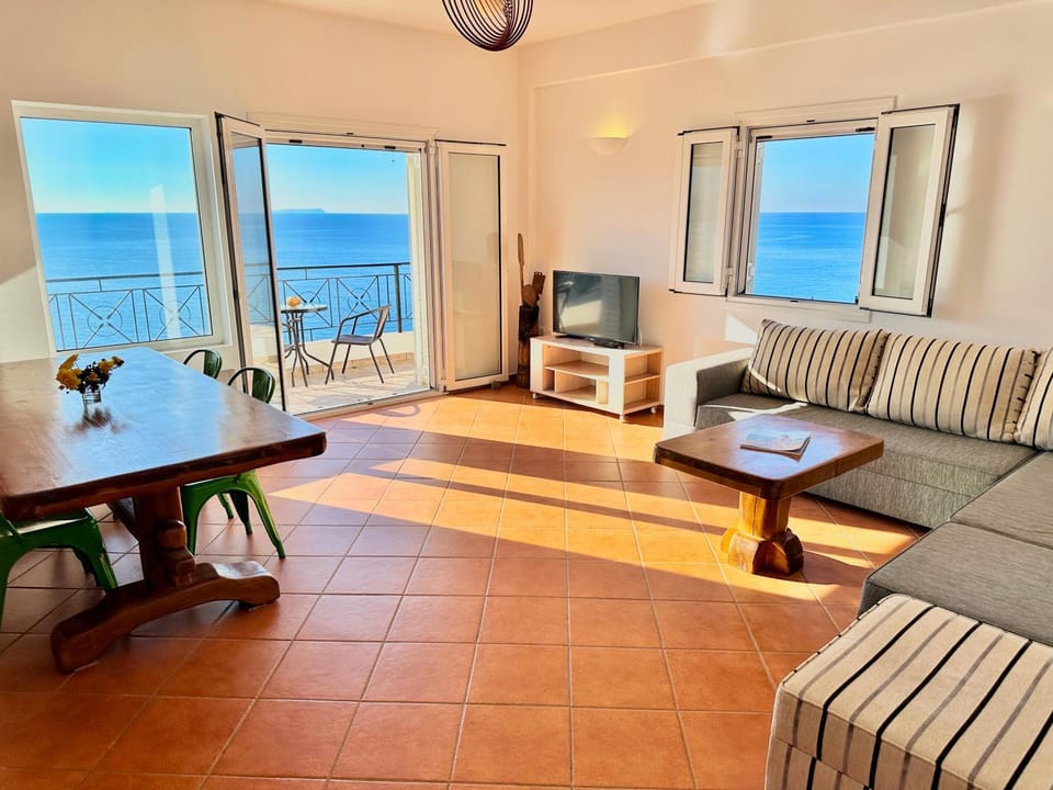 Communal lounge/ TV room, Natural landscape, TV and multimedia, View (from property/room), Balcony/Terrace, Living room, Seating area, Dining area, Evening entertainment, Sea view