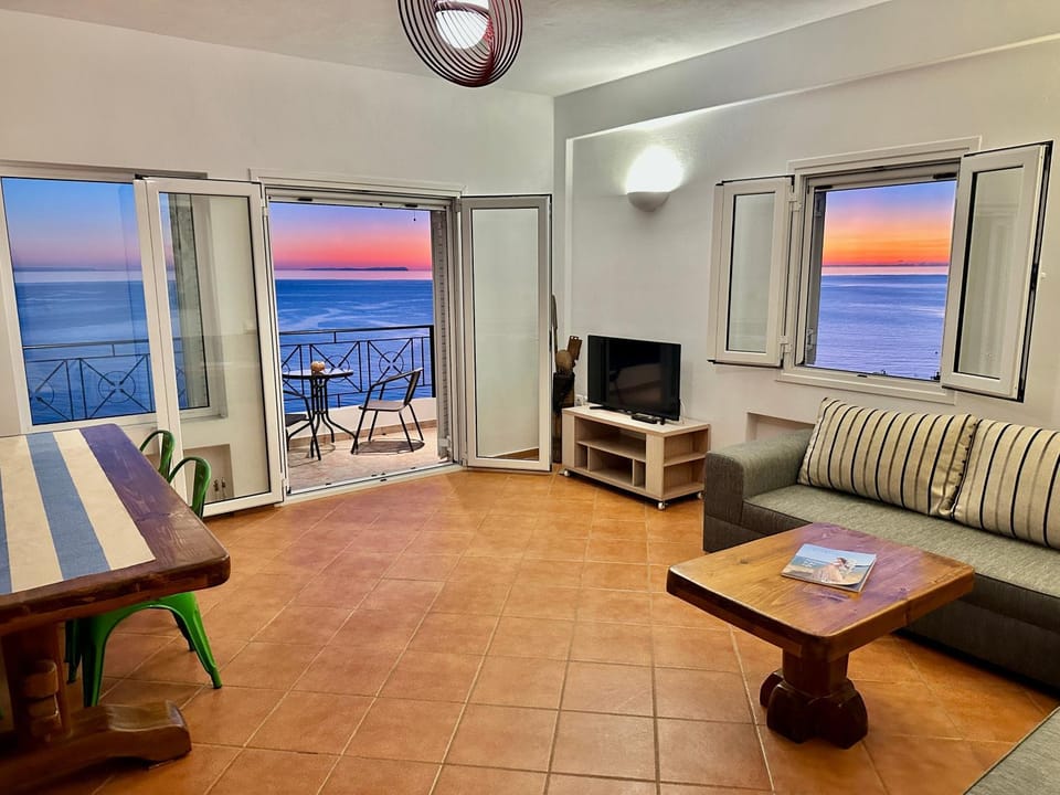 Communal lounge/ TV room, Natural landscape, TV and multimedia, View (from property/room), Balcony/Terrace, Living room, Seating area, Evening entertainment, Sea view