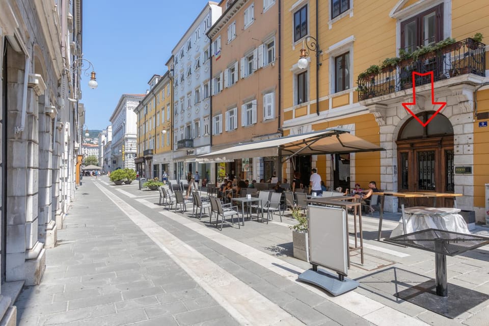 Property building, Day, City view, Location