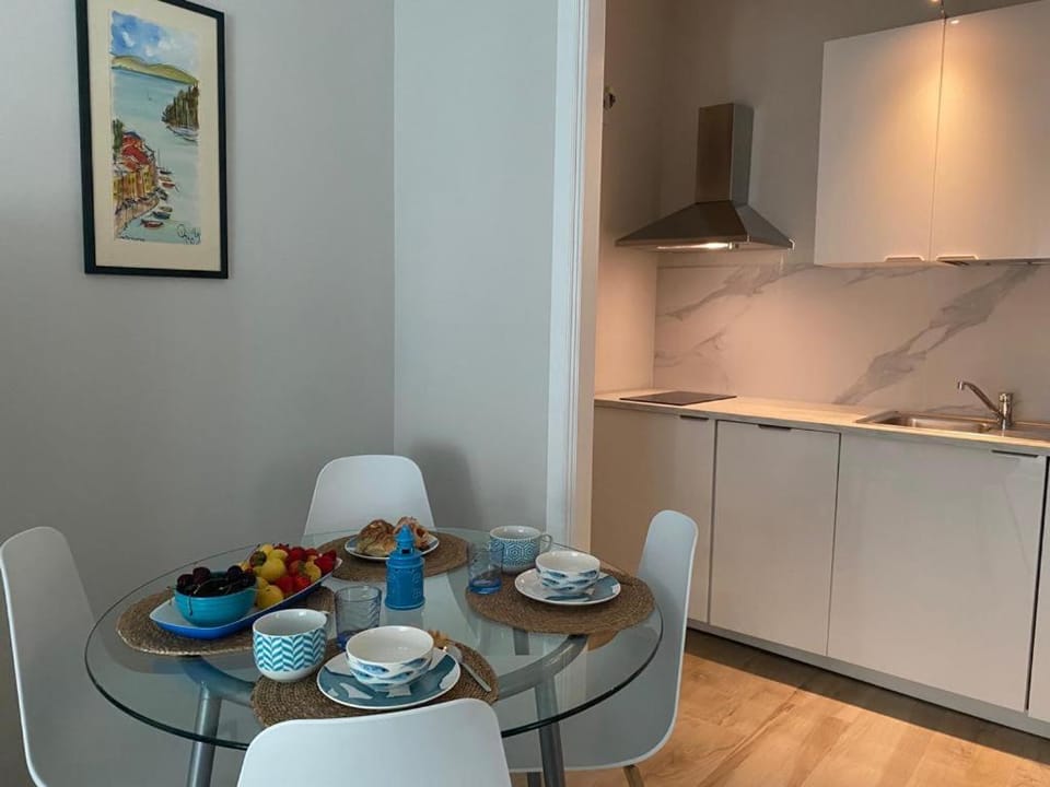 Kitchen or kitchenette, Dining area