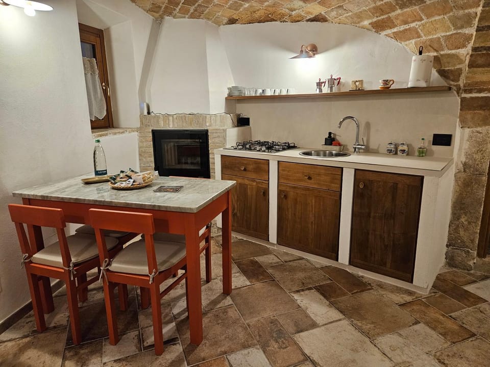 Kitchen or kitchenette, Dining area