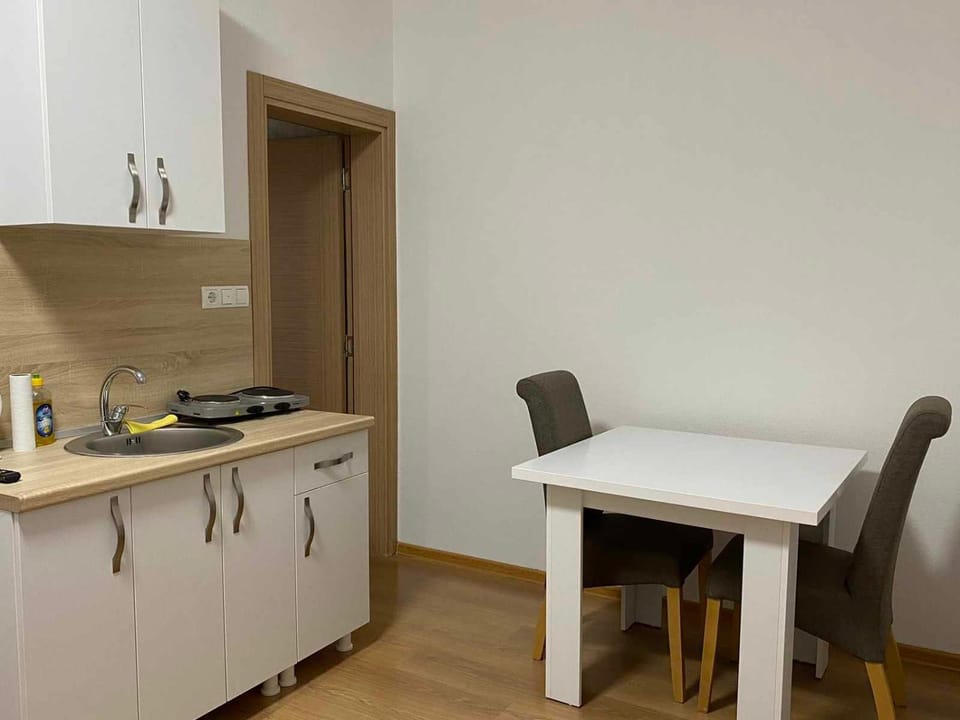 Kitchen or kitchenette, Dining area, stove