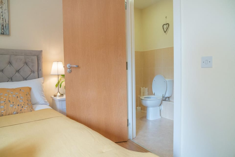 Bed, Bathroom, Photo of the whole room, Bedroom