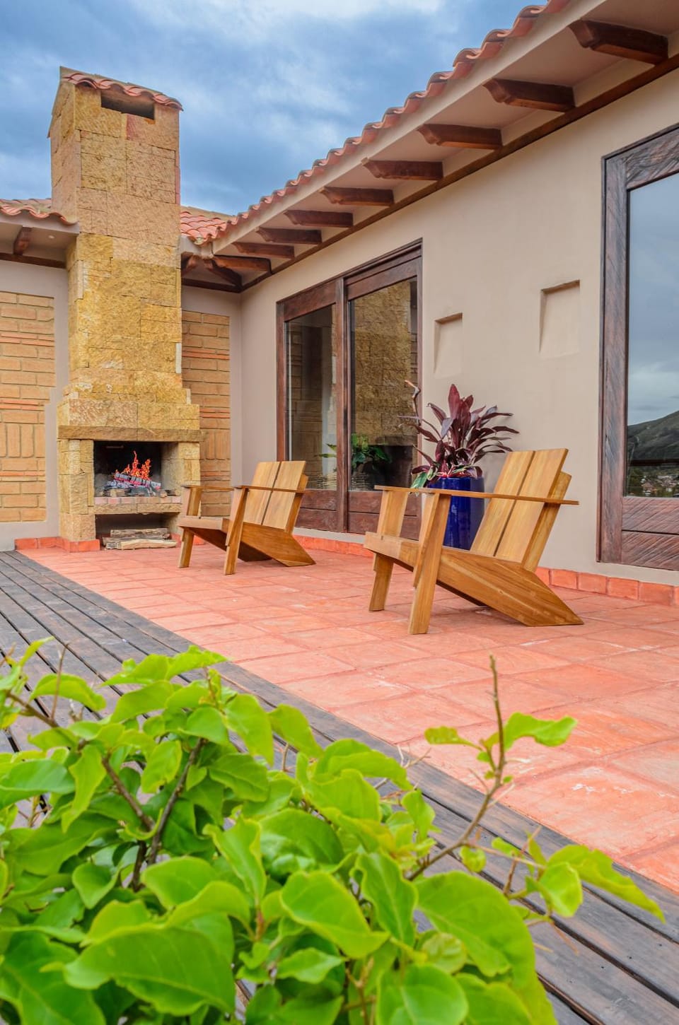 Property building, Spring, Day, Garden, Balcony/Terrace