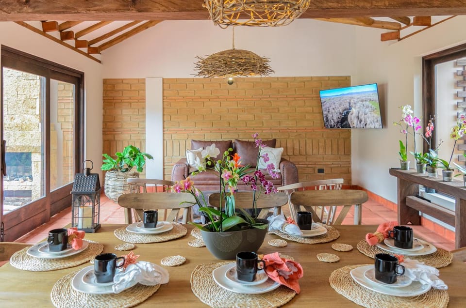 TV and multimedia, Food and drinks, Dining area, Food, Drinks, Alcoholic drinks